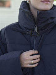 Pinara short puffer Sort