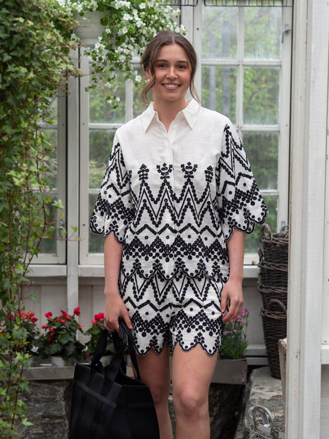 Embroidery Shorts Sort/Hvit