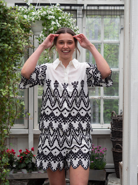 Embroidery Shirt Sort/Hvit