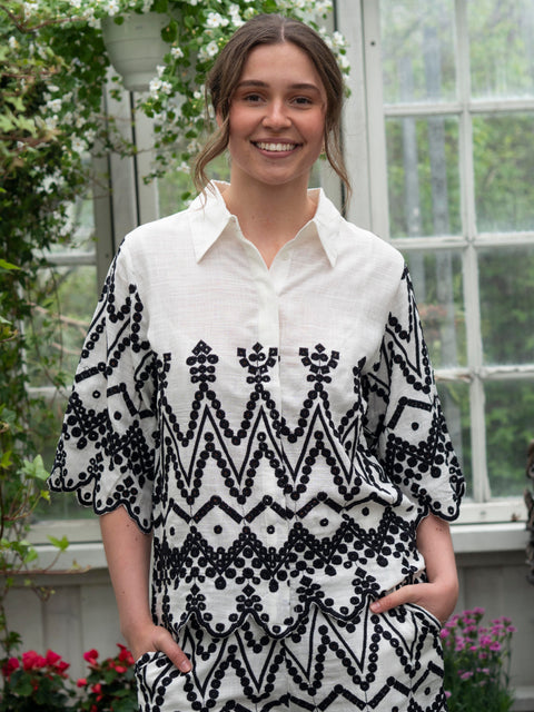 Embroidery Shirt Sort/Hvit
