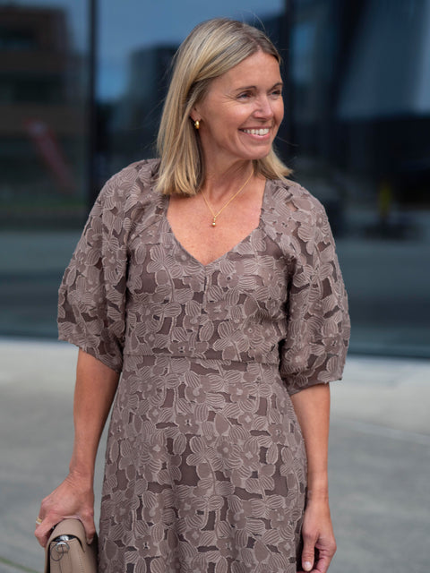 Agatha Fitted Dress Lysebrun