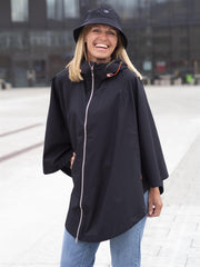 The womans poncho Sort