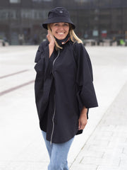 The womans poncho Sort