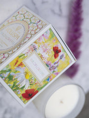 Boxed Candle Wildflowers Hvit